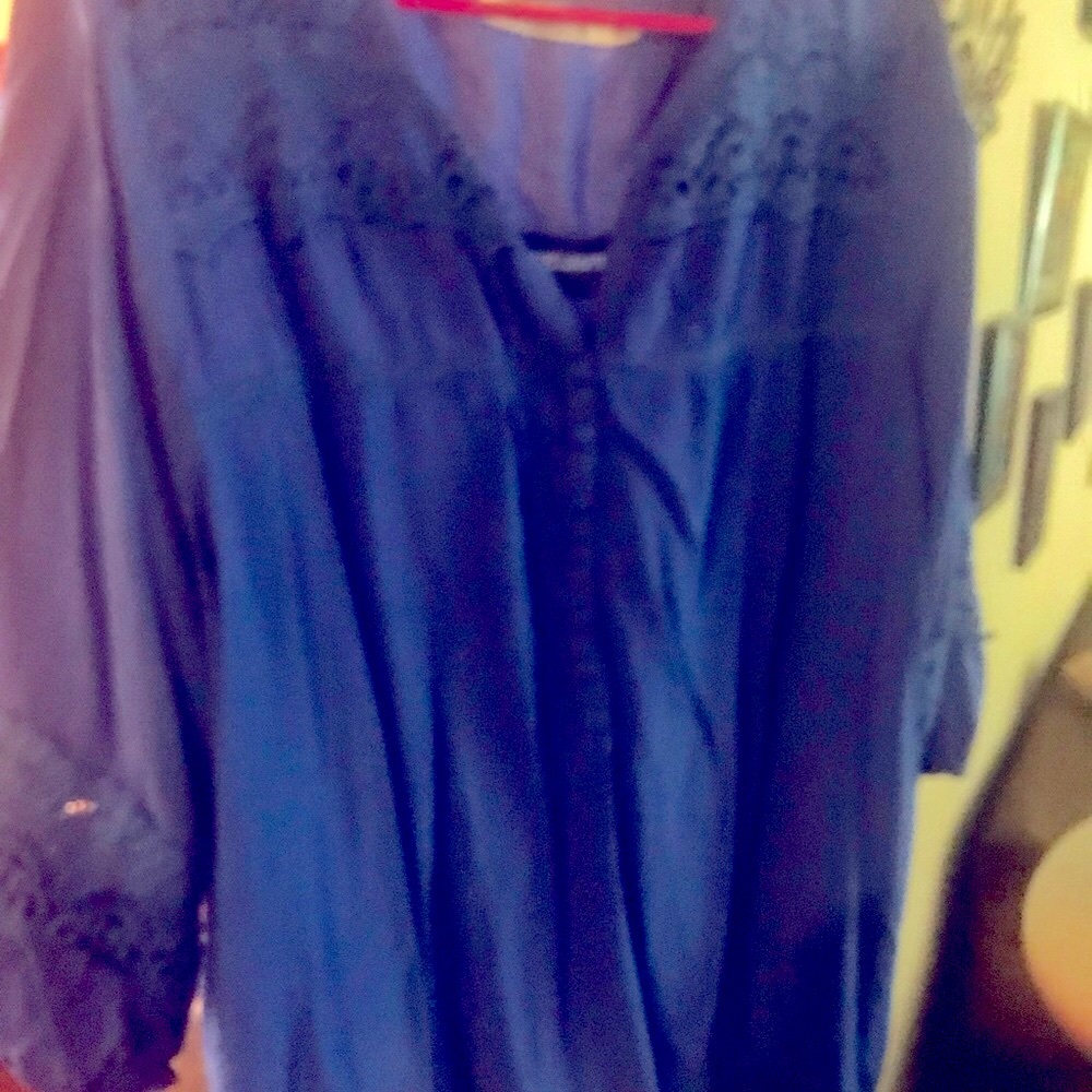 Solitaire top size 2x gently worn beautiful blue color lace accents